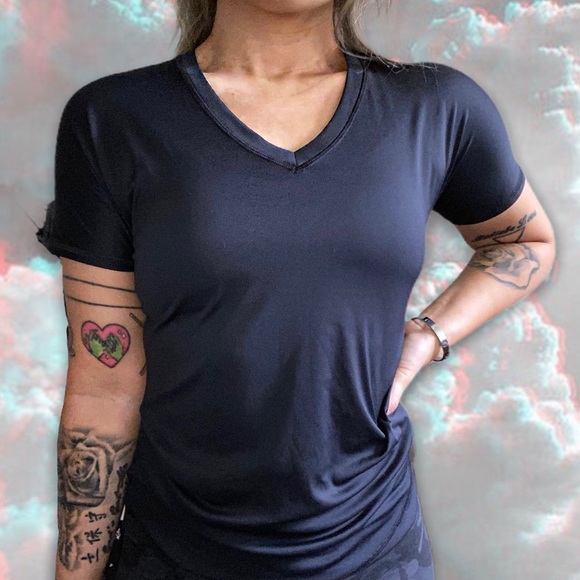 UNDERARMOUR | CATALYST HEAT GEAR DRIFIT SHIRT - Picture 2 of 6